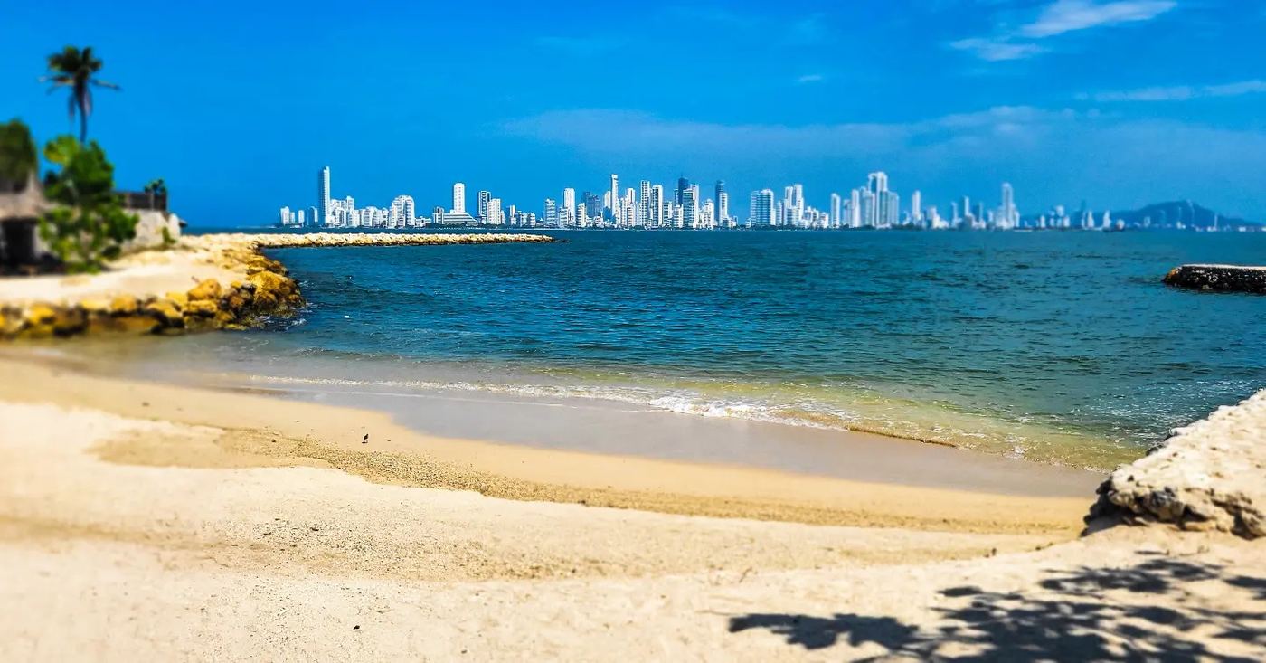 qué llevar a la playa en tu pasadía: vista de Cartagena desde la lancha hacia Tierra Bomba
